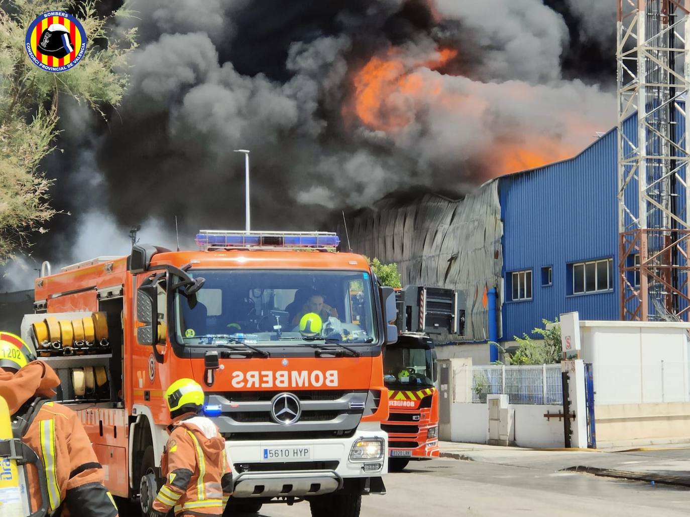 Fotos: Las imágenes del incendio de una nave industrial en Riba-roja