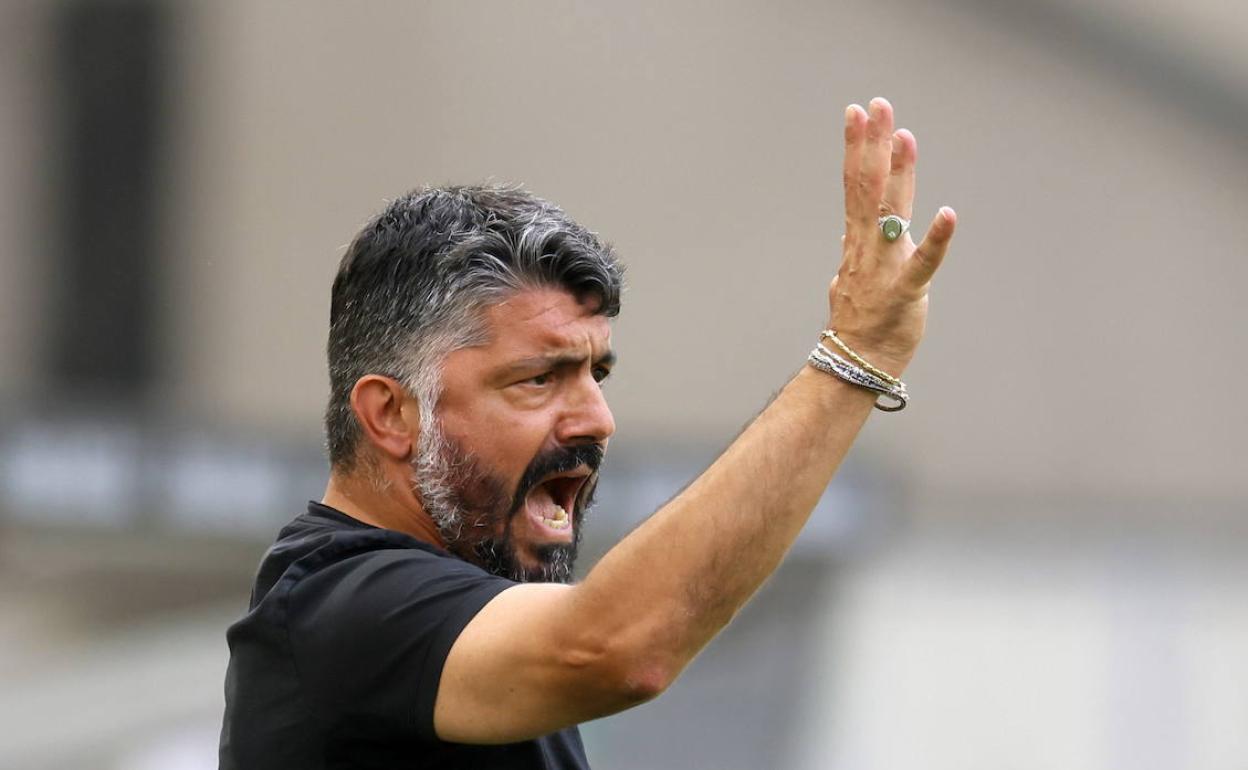 Gennaro Gattuso da instrucciones durante un partido.  