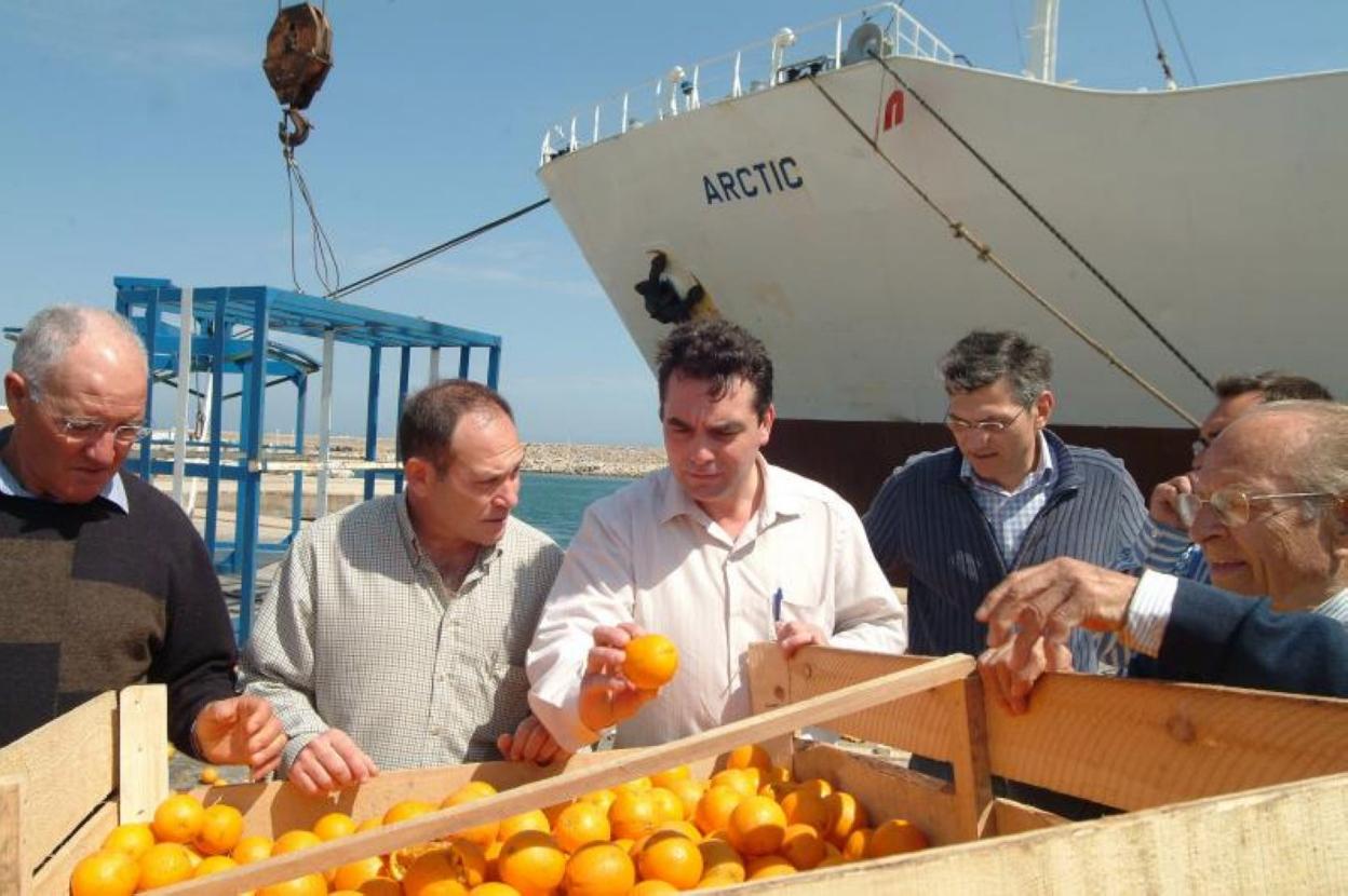 t Inspección. Técnicos revisan el estado y la calidad de naranjas importadas de fuera de la UE, así como la presencia de plagas. lp