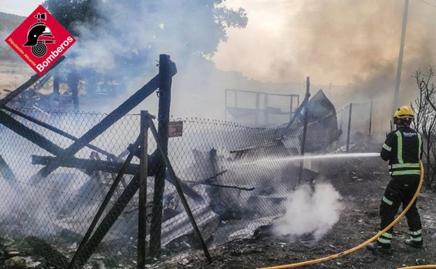 Imagen de la extinción del incendio de la fábrica de palets. 