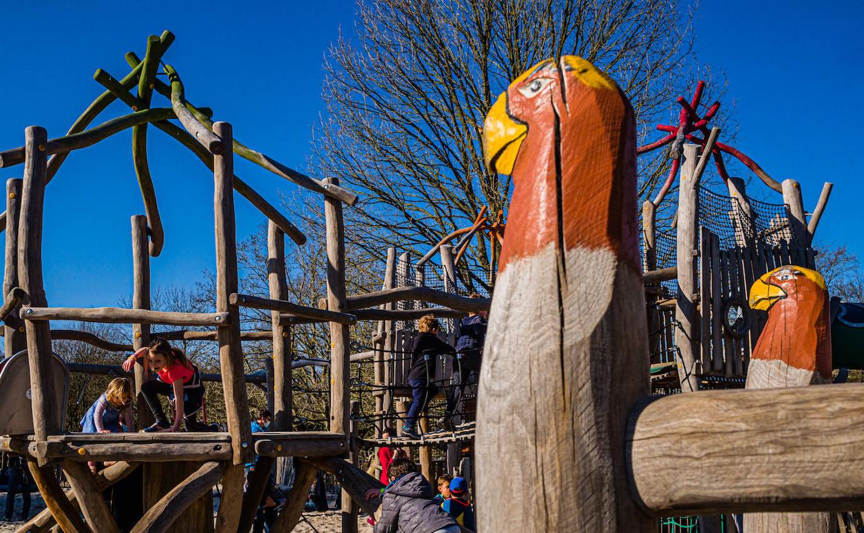 Juego en el bosque de Soignes, donde se ubica el Monasterio Rojo de Bruselas.