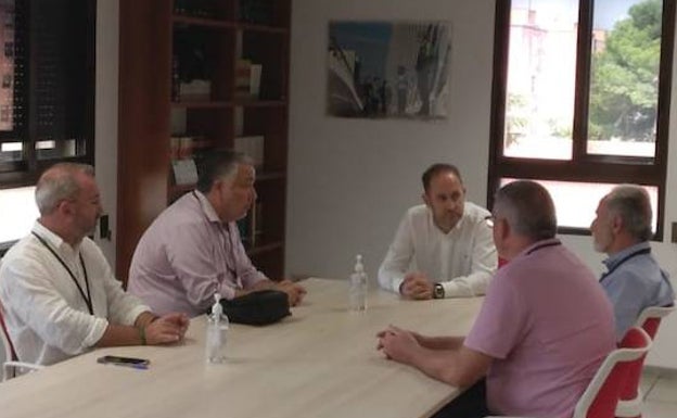 Reunión del concejal Aarón Cano con representantes del transporte. 