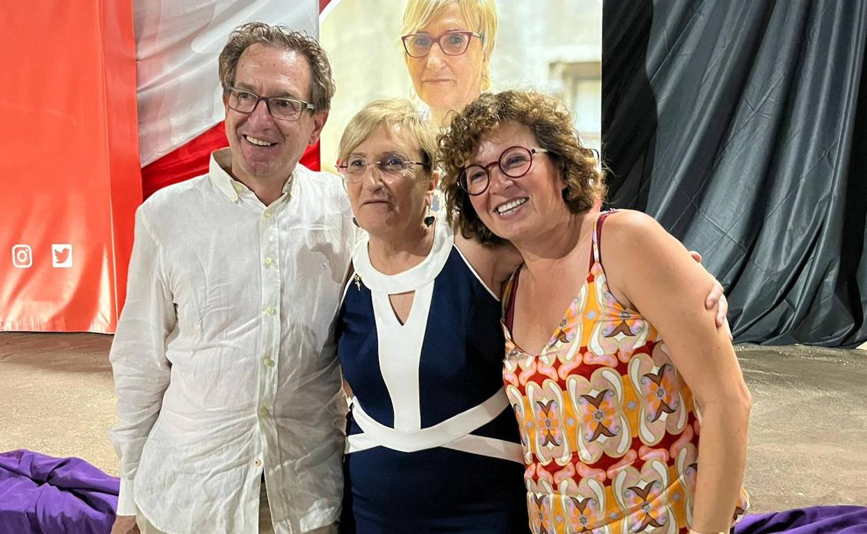 Ana Barceló y Josefina Bueno, junto al conseller de Sanidad, Miguel Mínguez, el sábado en un homenaje en Sax 