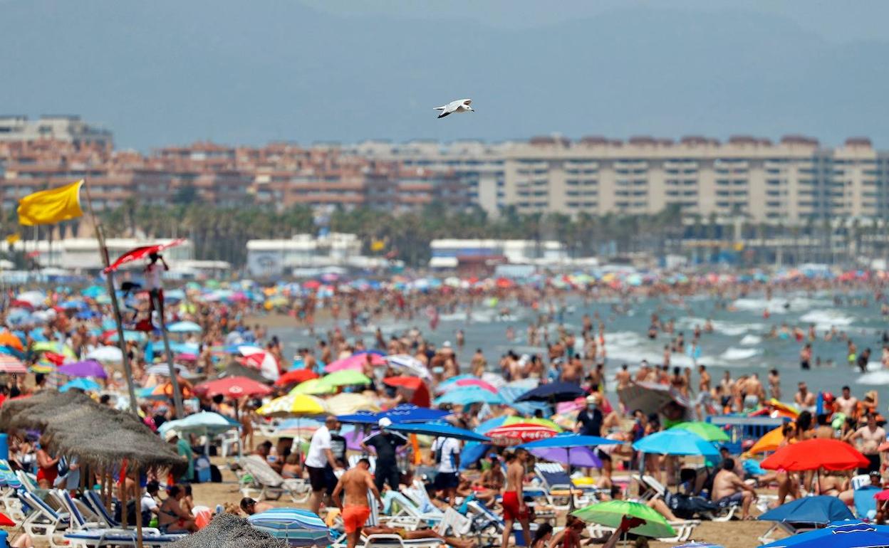 La playa de la Malvarrosa repleta de bañistas. 