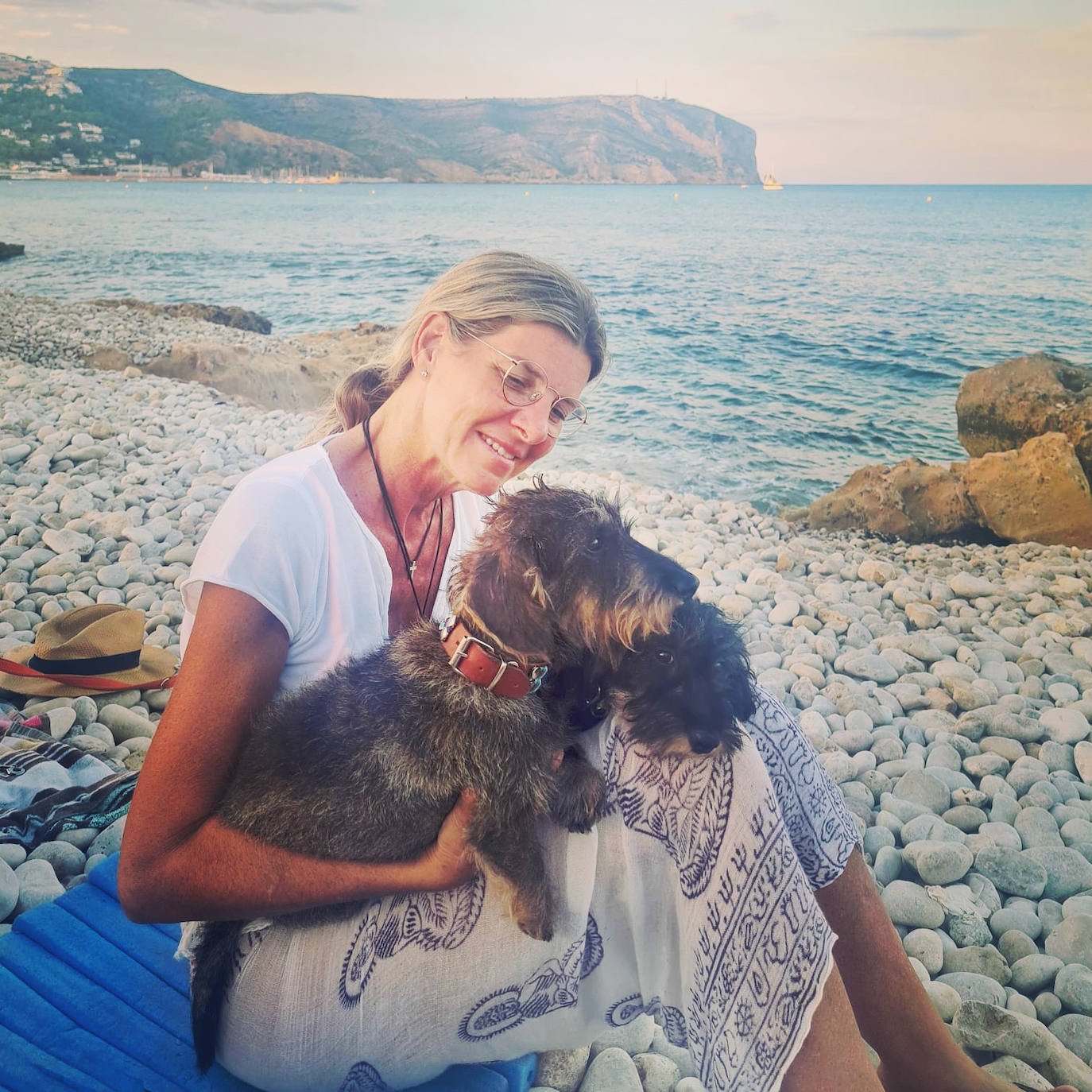 Elena Gutiérrez en la playa de Montgó con sus perros León y Leila.