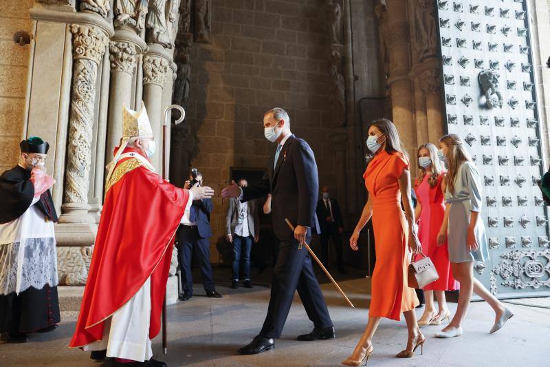 Fotos: Leonor, Letizia y Sofía impactan con colores vivos en Santiago de Compostela