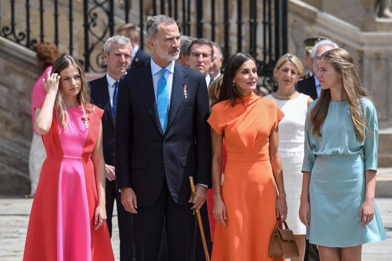 Fotos: Leonor, Letizia y Sofía impactan con colores vivos en Santiago de Compostela