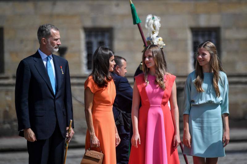 Fotos: Leonor, Letizia y Sofía impactan con colores vivos en Santiago de Compostela