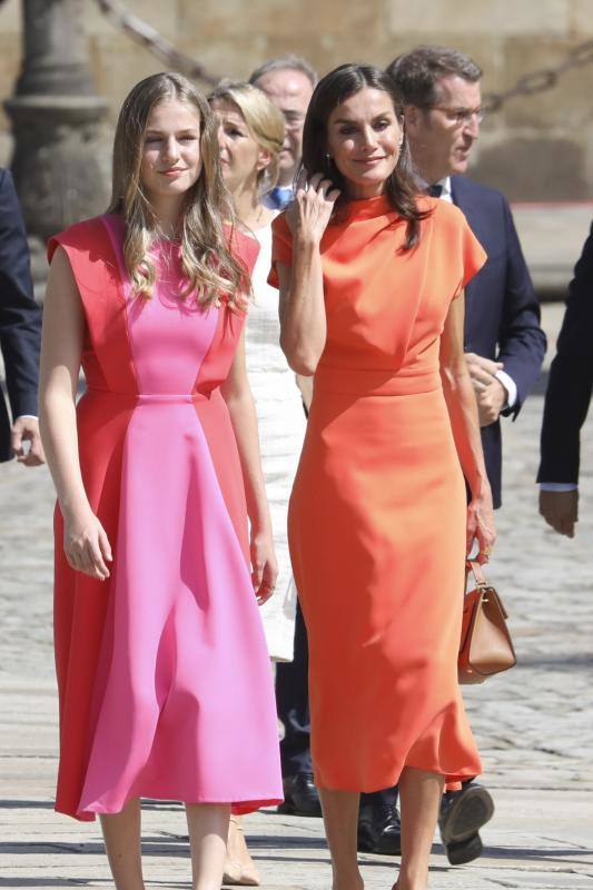 Fotos: Leonor, Letizia y Sofía impactan con colores vivos en Santiago de Compostela