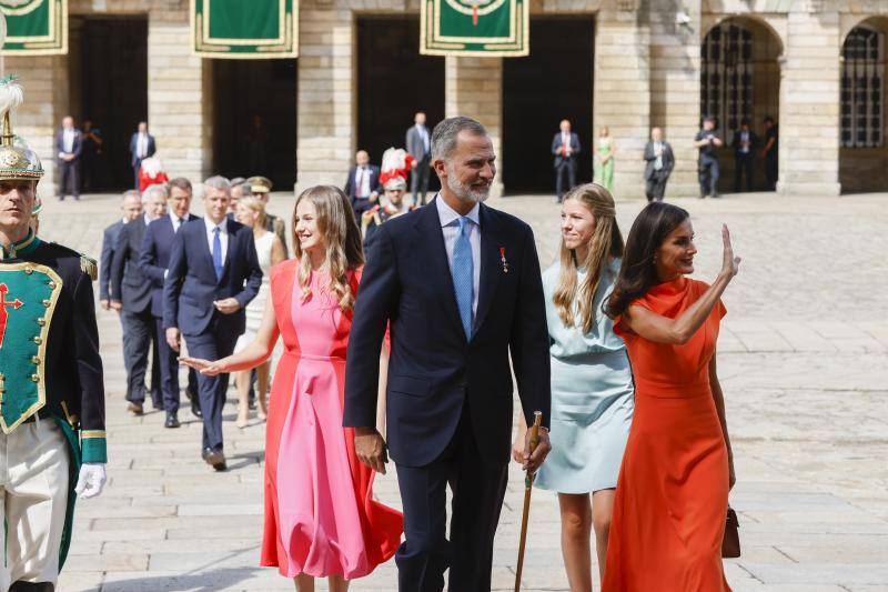 Fotos: Leonor, Letizia y Sofía impactan con colores vivos en Santiago de Compostela