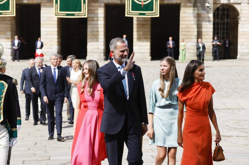 Fotos: Leonor, Letizia y Sofía impactan con colores vivos en Santiago de Compostela