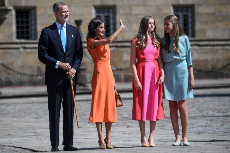 Fotos: Leonor, Letizia y Sofía impactan con colores vivos en Santiago de Compostela