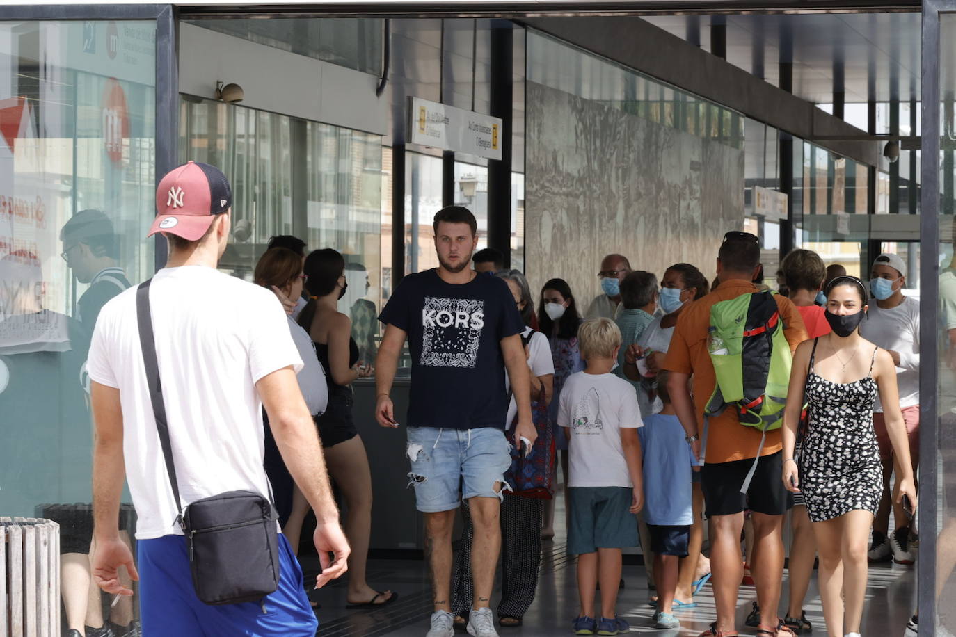 Fotos: Los autobuses que sustituyen a las líneas de metro cortadas, abarrotados