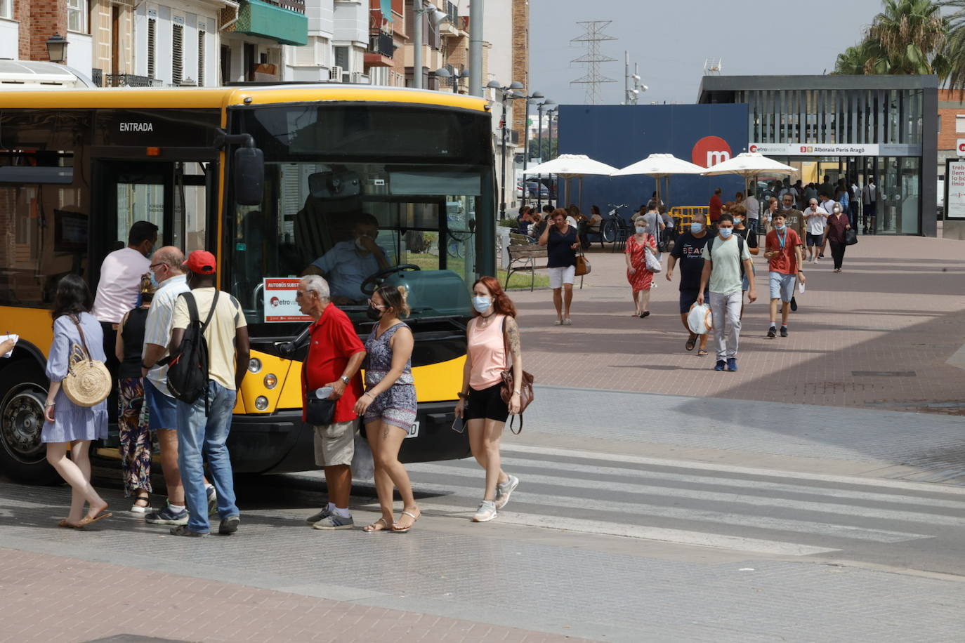 Fotos: Los autobuses que sustituyen a las líneas de metro cortadas, abarrotados