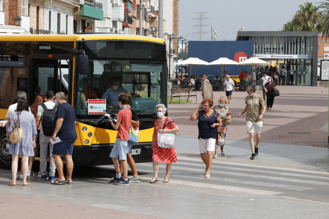 Fotos: Los autobuses que sustituyen a las líneas de metro cortadas, abarrotados