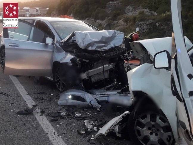 Dos personas han fallecido tras un choque frontal y los bomberos han excarcelado a cuatro personas que han resultado heridas