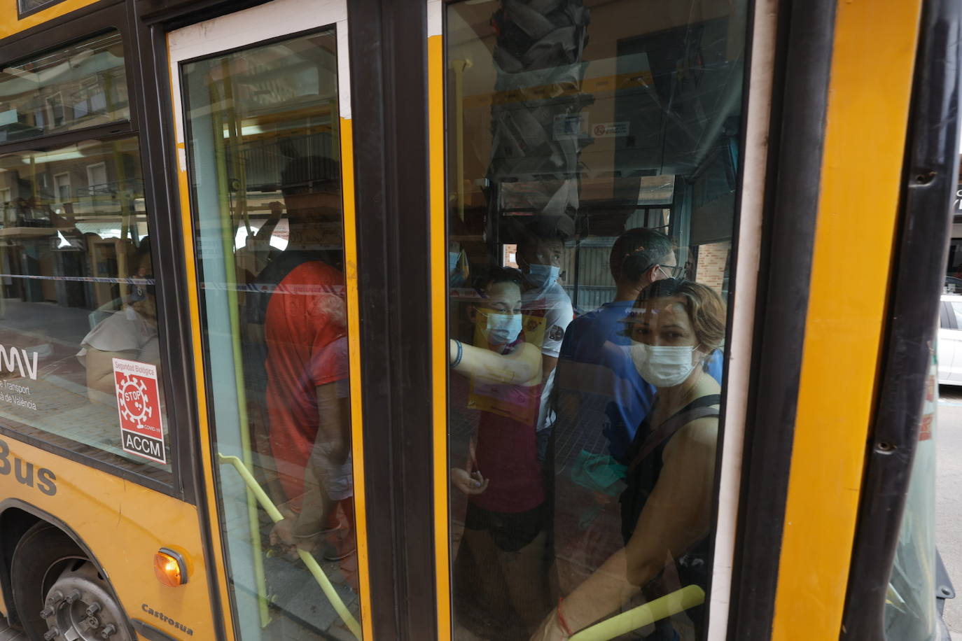 Fotos: Aglomeraciones en los buses de Metrovalencia