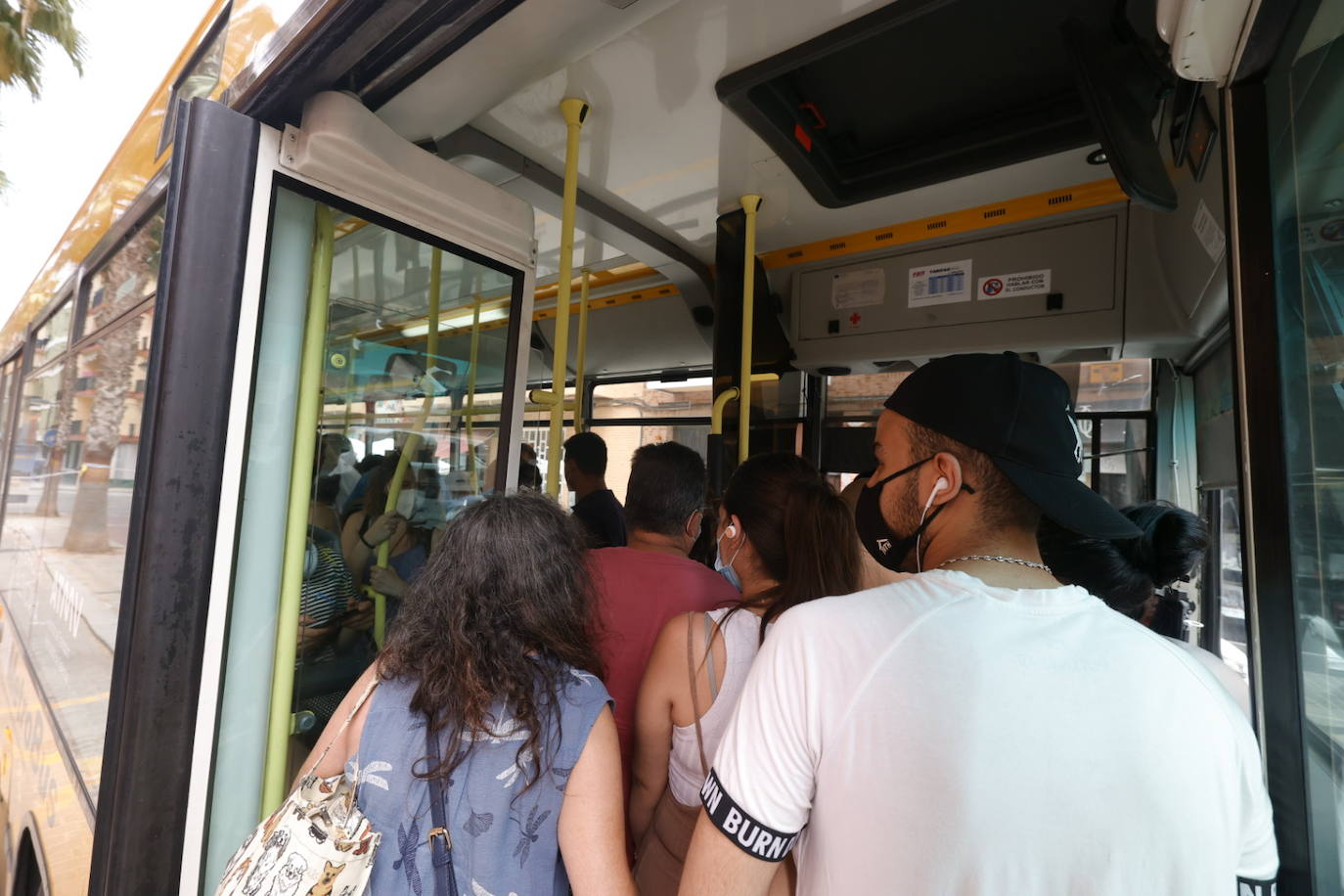 Fotos: Aglomeraciones en los buses de Metrovalencia