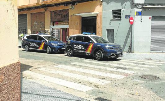 La Policía Nacional acude al bajo okupado. 