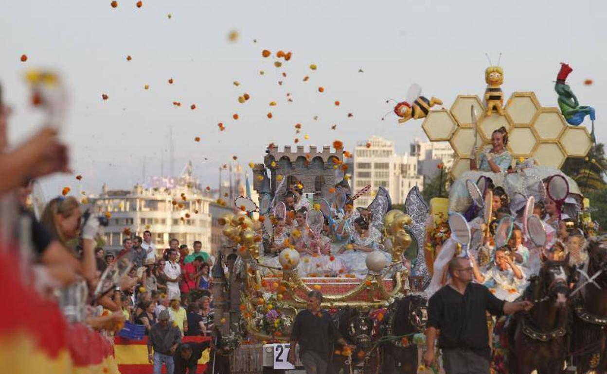 Escenario de autoridades, en la Batalla de Flores del paseo de la Alameda. 