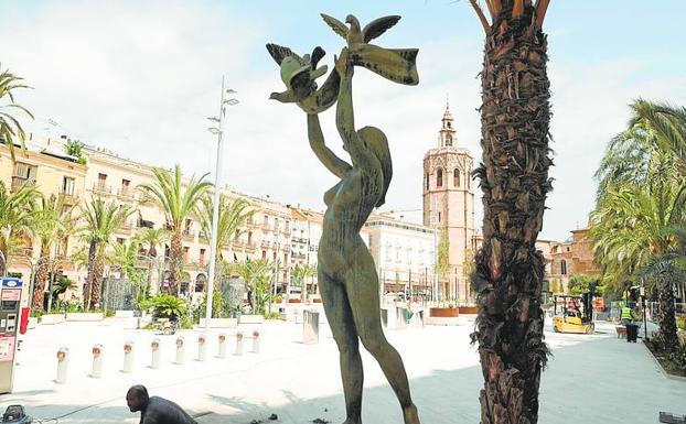 Escultura dedicada a la paz y alas víctimas del terrorismo deJosé Puche. 