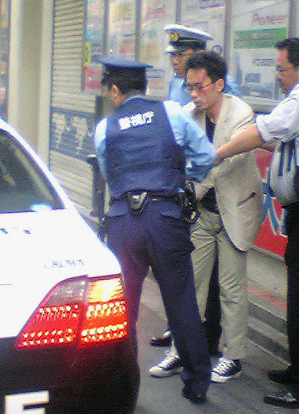 Momento de la detención de Tomohiro Kato tras perpetrar el ataque, en 2008