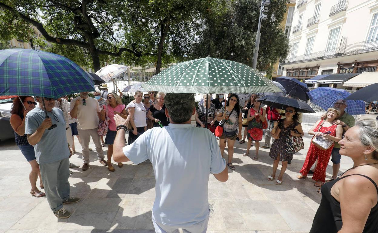 Vecinos y comerciantes se manifiestan con paraguas. 