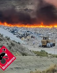 Imagen secundaria 2 - Imágenes del incendio en el vertedero de Monóvar. 