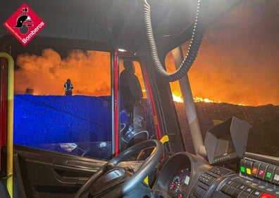 Imagen secundaria 1 - Imágenes del incendio en el vertedero de Monóvar. 