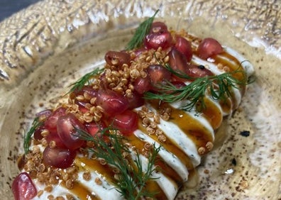 Imagen secundaria 1 - Tostada de pollo y gamba blanca, berenjena japo-mediterránea y ssäm de panceta y curry tailandés. 