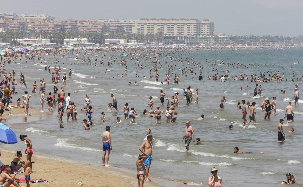 Miles de personas en la playa en Valencia. 