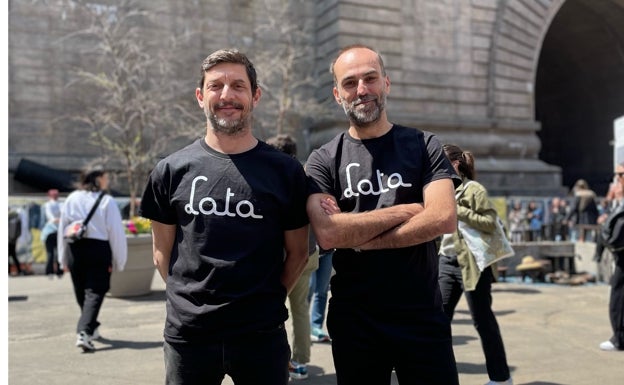 Vicent Sendra y Nacho Valle, en un mercadillo de Nueva York. 