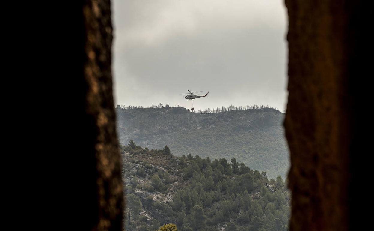 Los trabajos de extinción en la zona del incendio. 