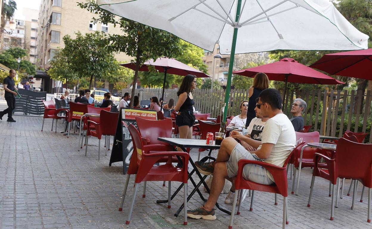 Terrazas en la plaza del Cedro, en una imagen reciente.