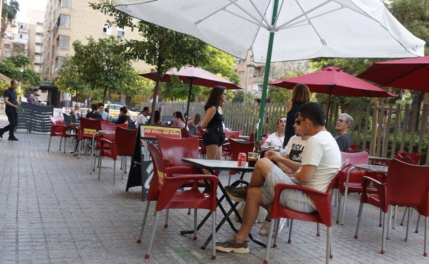 El Ayuntamiento de Valencia pone coto a las terrazas en plazas y zonas de botellón