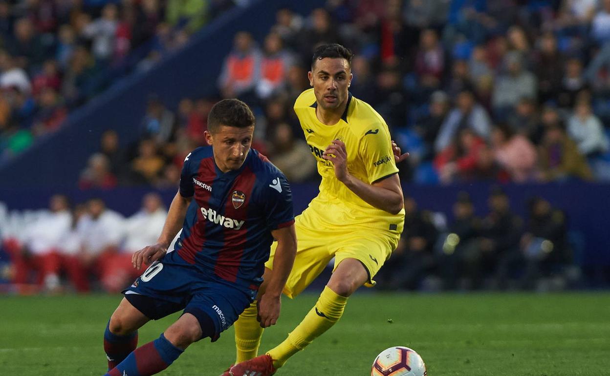 Vicente Iborra presiona a Enis Bardhi durante un partido entre el Villarreal y el Levante.