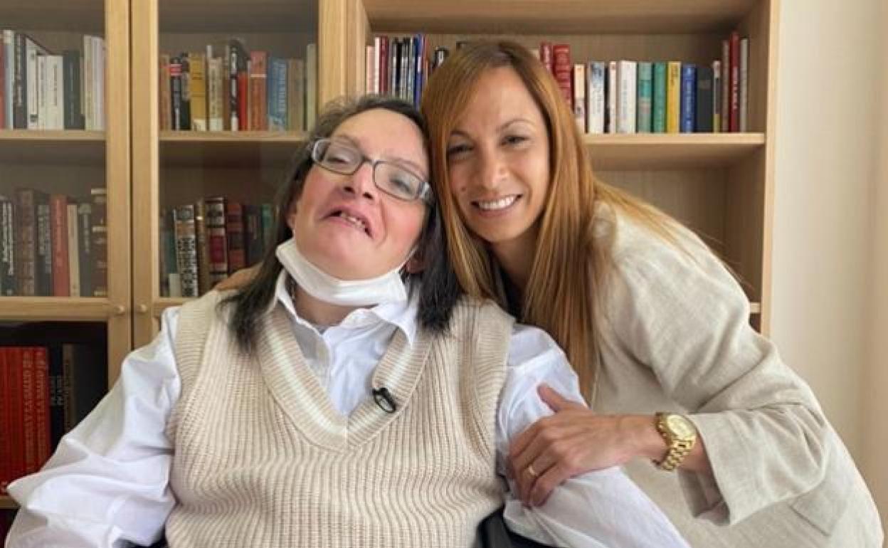 María Isabel Ruiz, junto a su hermana, en su residencia malagueña.