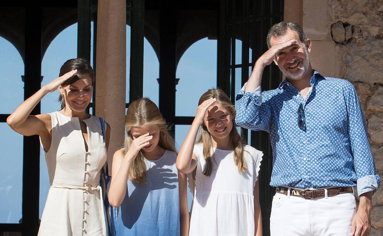 Los Reyes, junto a la princesa Leonor y la infanta Sofía, en Mallorca, en 2019. 