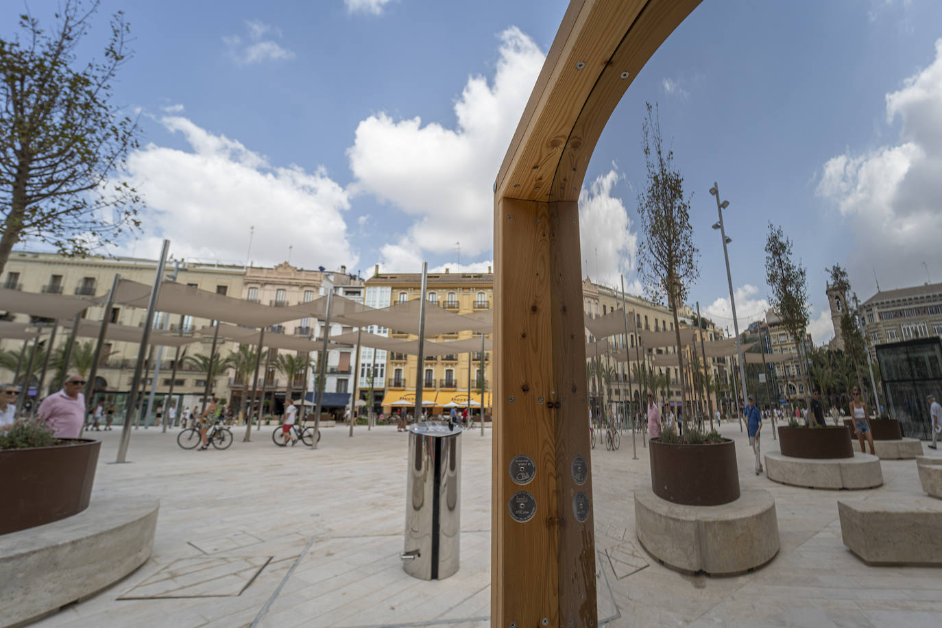 Fotos: Primer día de la Plaza de la Reina de Valencia con público tras la reforma