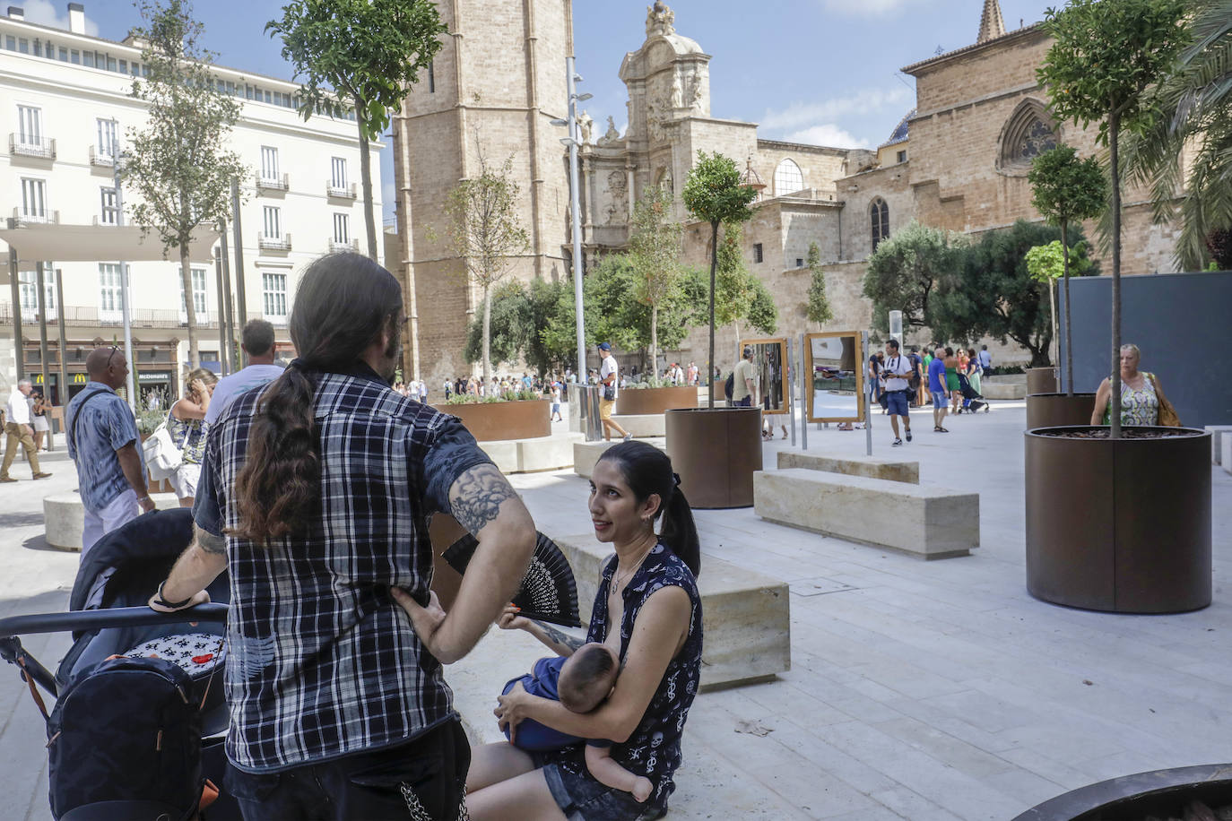 Fotos: Primer día de la Plaza de la Reina de Valencia con público tras la reforma