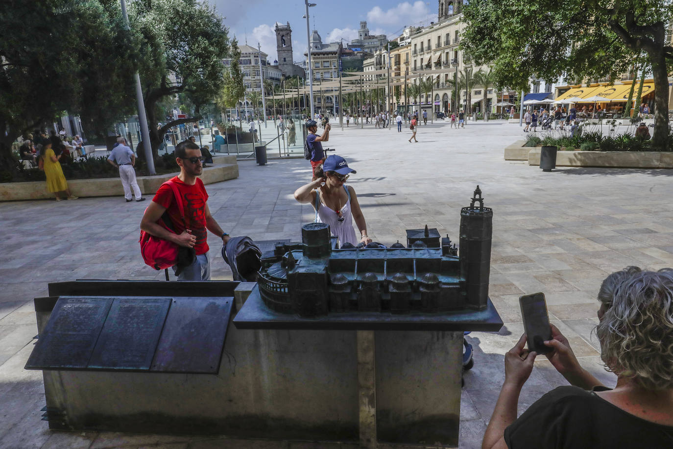 Fotos: Primer día de la Plaza de la Reina de Valencia con público tras la reforma