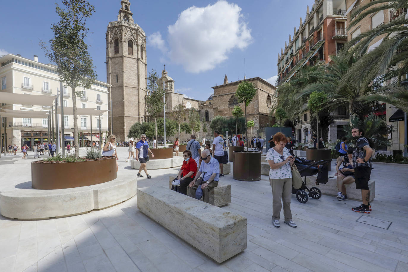 Fotos: Primer día de la Plaza de la Reina de Valencia con público tras la reforma