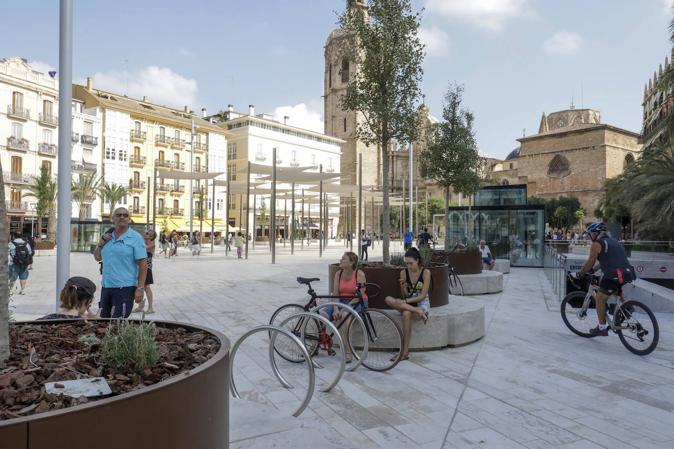 Fotos: Primer día de la Plaza de la Reina de Valencia con público tras la reforma