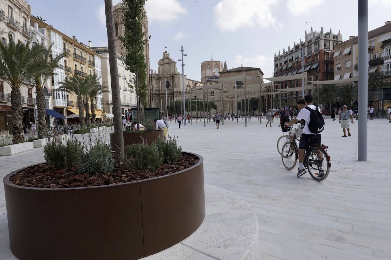 Fotos: Primer día de la Plaza de la Reina de Valencia con público tras la reforma