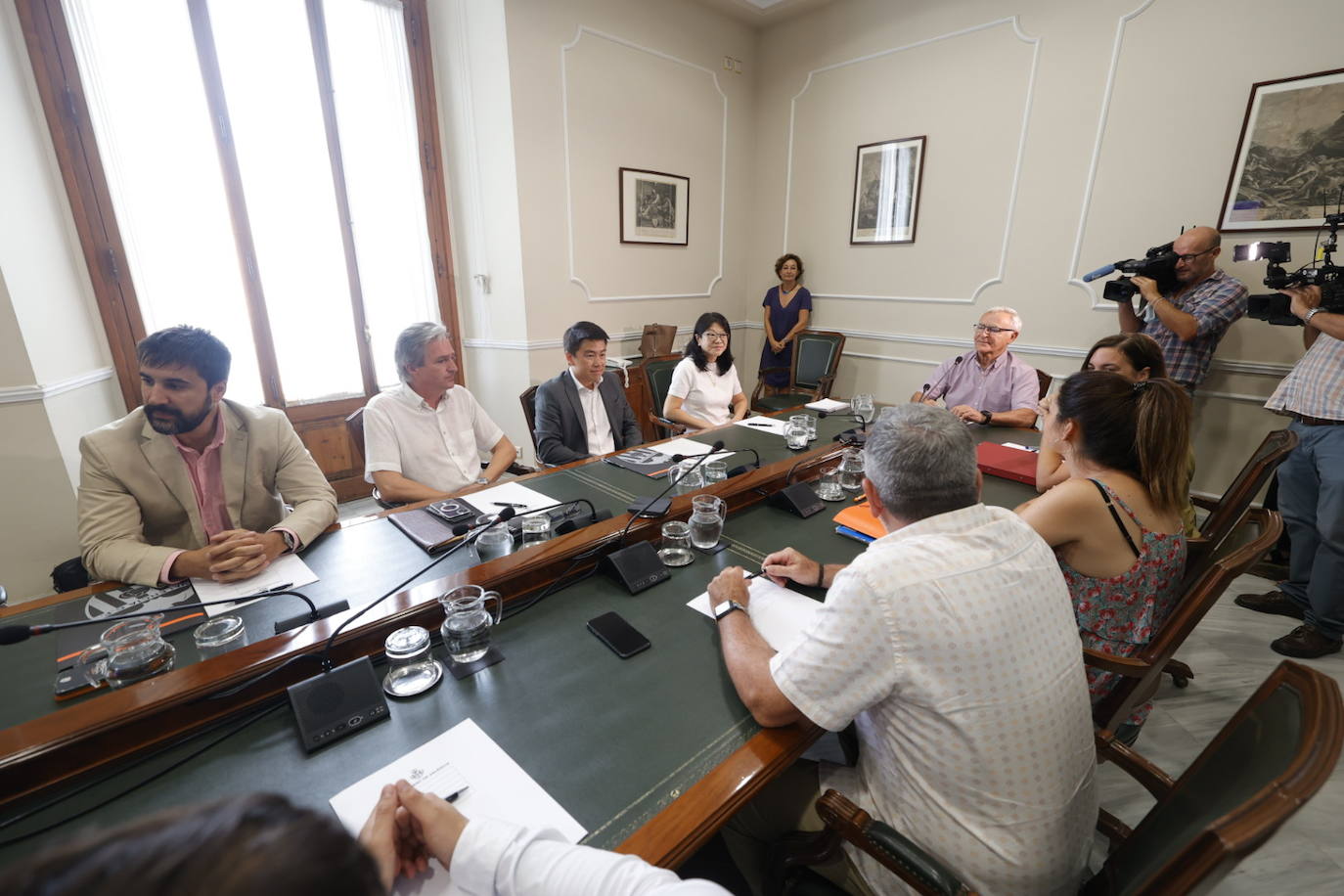 Sean Bai y Lay Hoon en la llegada a la reunión