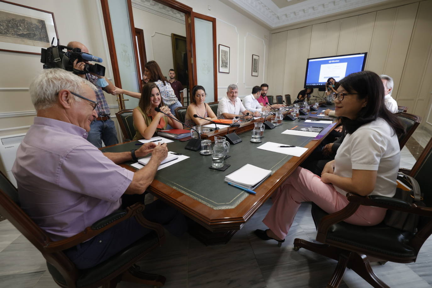 Sean Bai y Lay Hoon en la llegada a la reunión