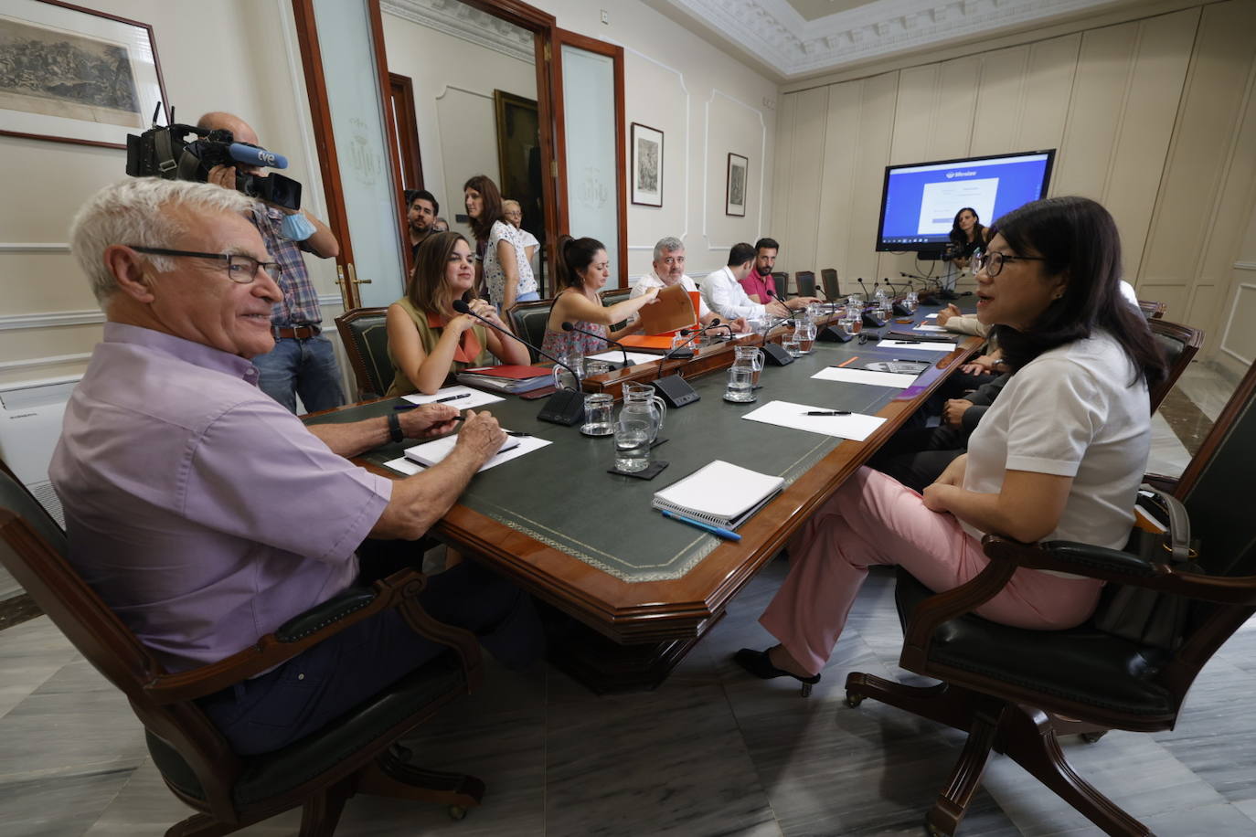 Sean Bai y Lay Hoon en la llegada a la reunión