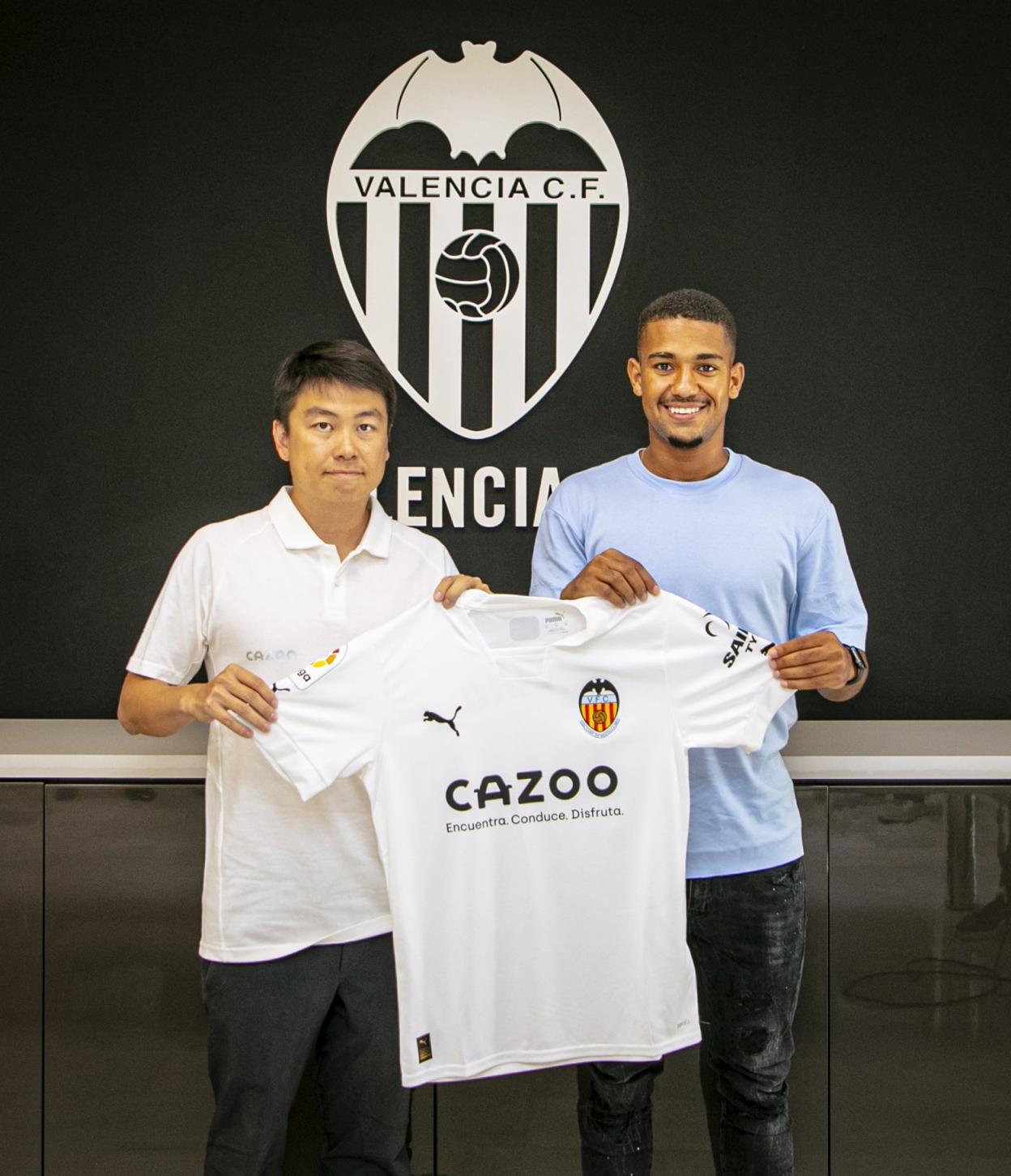 Samuel Lino posa junto a Sean Bai con la camiseta del Valencia. 