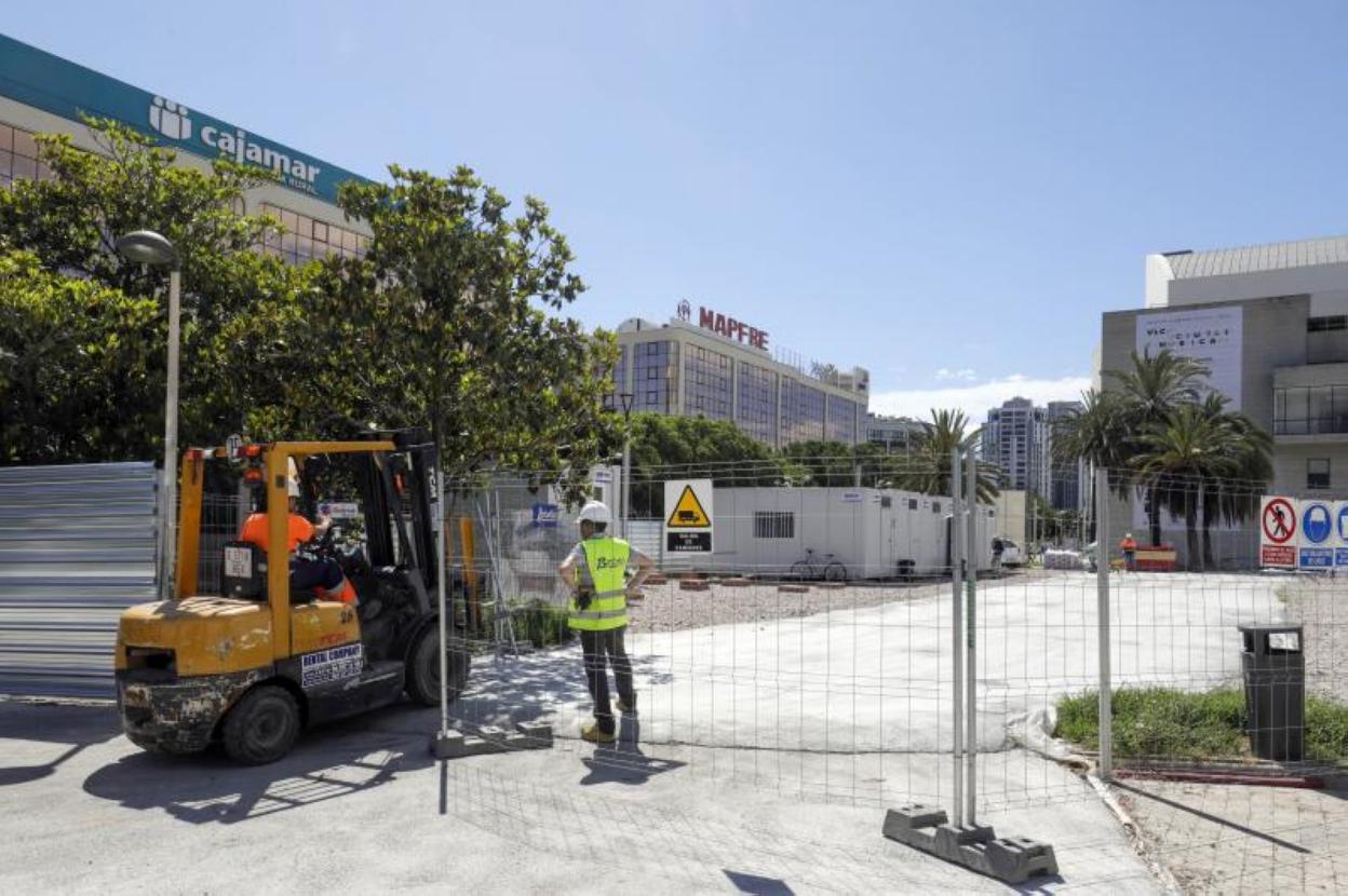 Un operario de las obras, en el exterior del Palau cerrado. 