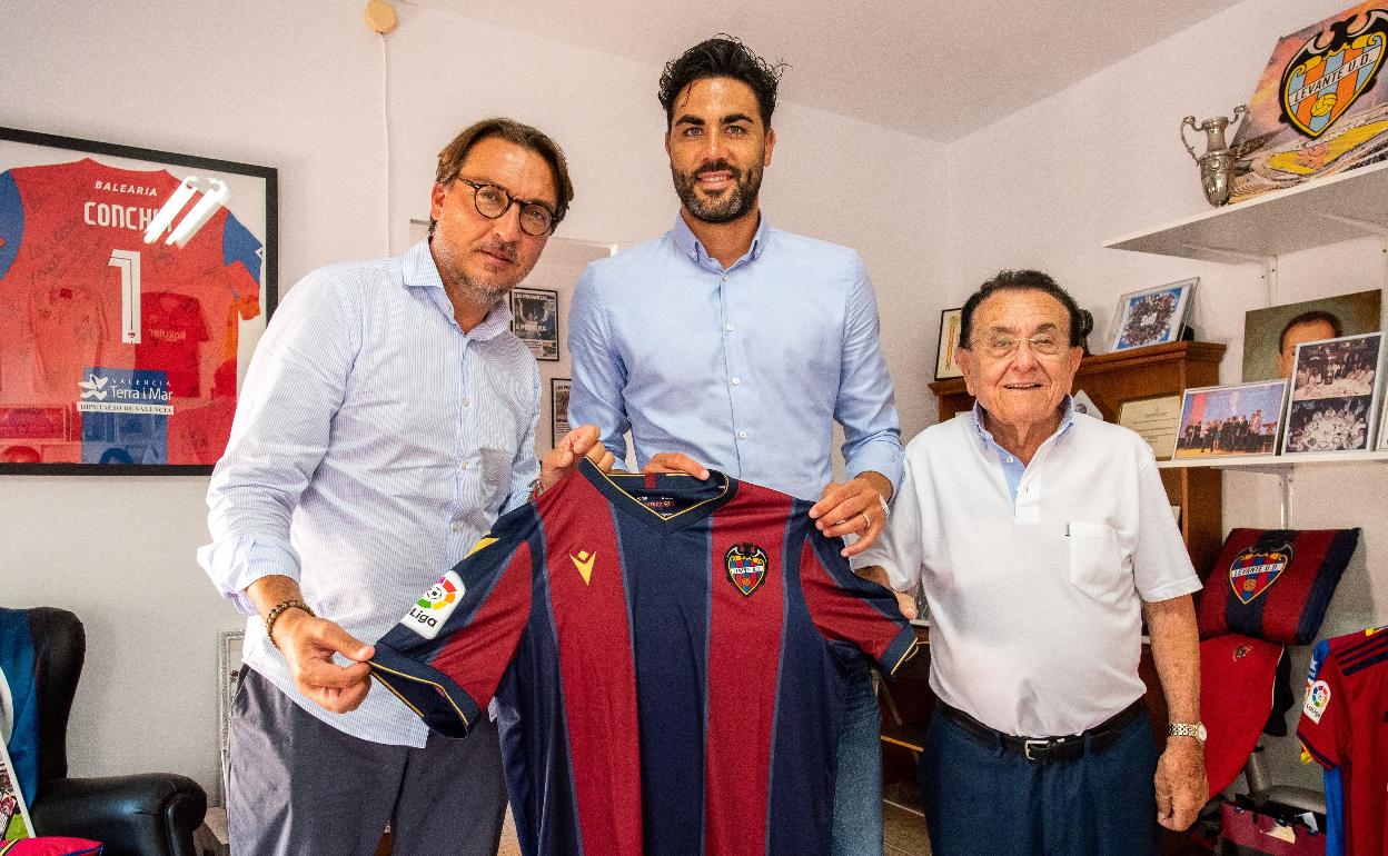 Vicente Iborra, posando junto a Quico Catalán y Paco Fenollosa como nuevo jugador del Levante. 